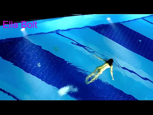 ❤️ Handikwanise kumira kuona, mudiki blonde akabatwa achishambira asina kupfeka muELLA BOLT resort pool ﹏